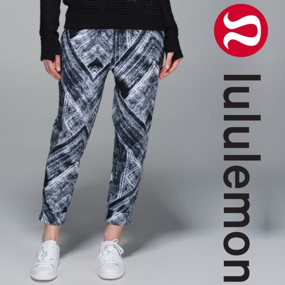 Lululemon Jet Crop *Full-On Luon Heat Wave White Black RARE - Picture 1 of 16